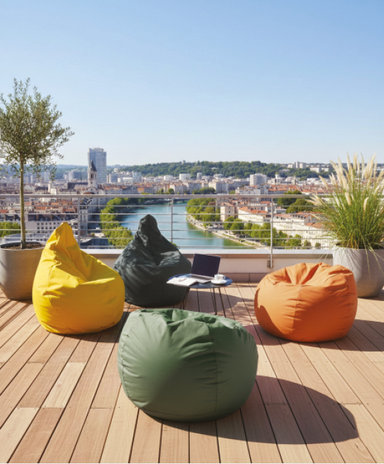 Terrasse d'entreprise avec poufs d'extérieur et vue sur la ville