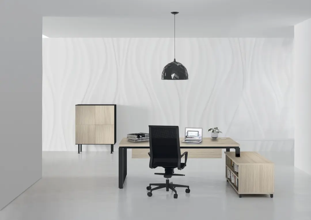 Poste de travail équipé de mobilier de bureau de fabrication française